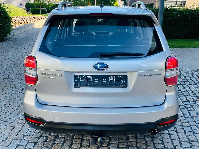 Subaru Forester 2.0i 4x4 AUT KAM TAŽNÉ SERVISK - fotka 13 z 44