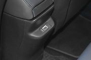 Vzadu je pouze jedna USB zásuvky