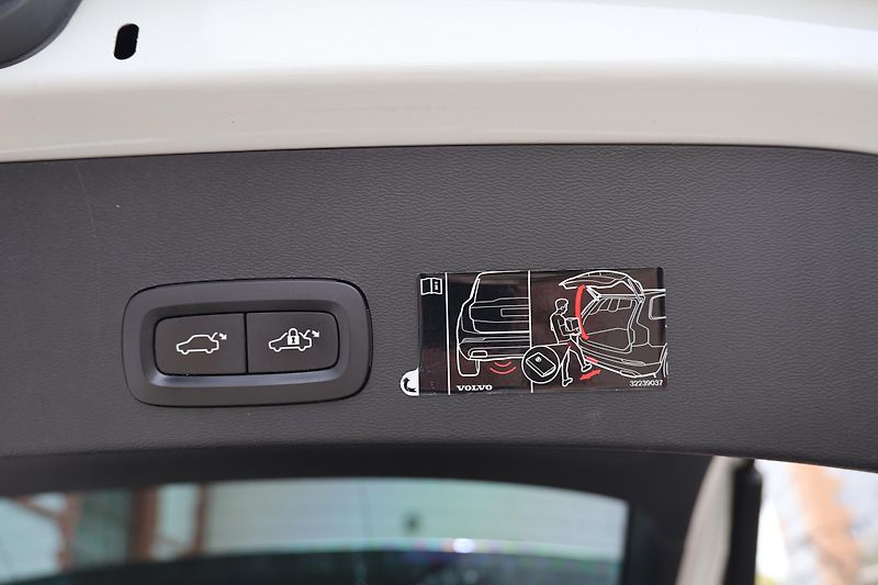 Volvo XC40 (2018) T4 AWD Momentum - fotka 20 z 23