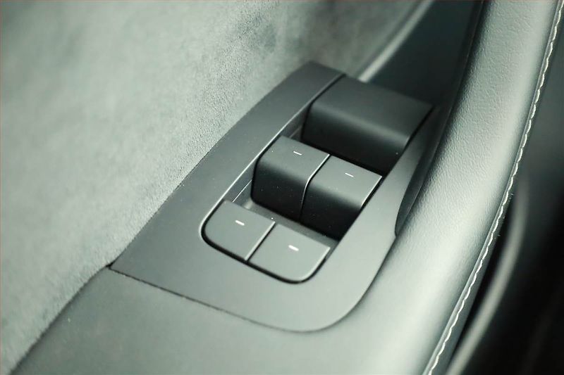 Tesla Model Y (2021) Long Range AWD 75kWh, SoH 93% - fotka 14 z 22