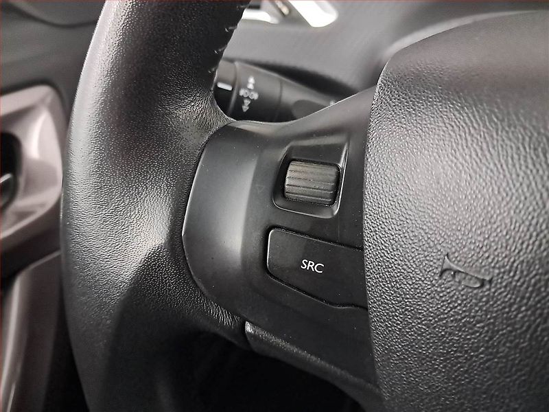 Peugeot 2008 (2013) 1.2 PureTech, Navi, Tempomat - fotka 16 z 17