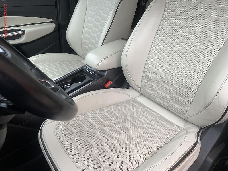 Ford Kuga (2017) 2.0TDCi 4x4, Vignale, AT, - fotka 9 z 21