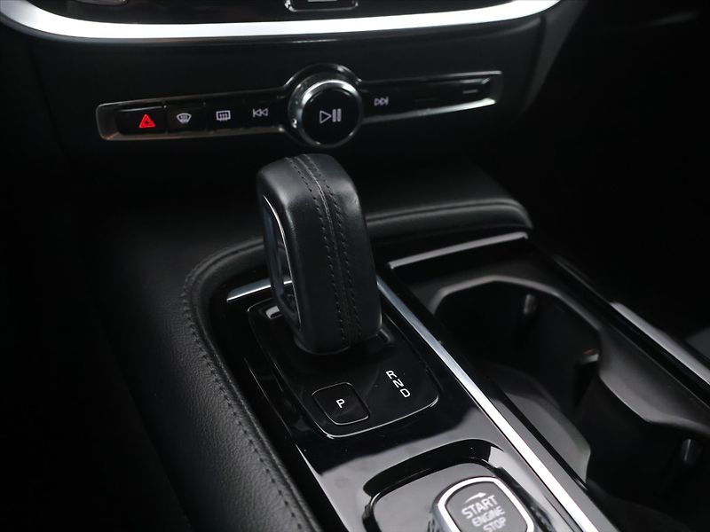 Volvo V60 2,0 T6 186kW 4x4 MomentumPro - fotka 19 z 28