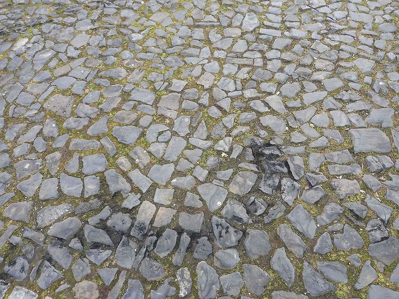 Následky nočního driftování na Valdštejnově náměstí v Jičíně.