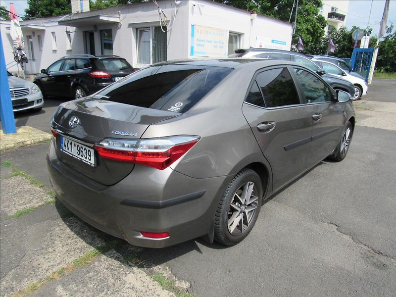 Toyota Corolla 1,6 VVT-i 97kW Sedan - fotka 6 z 30