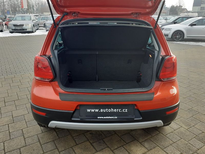 Volkswagen Polo (2012) 1.2 HTP CROSS - fotka 16 z 35