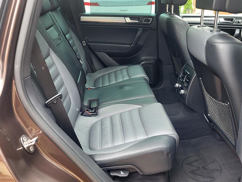Volkswagen Touareg (2014) 4.2TDi V8 250KW*R-LINE*PANORAM - fotka 43 z 55