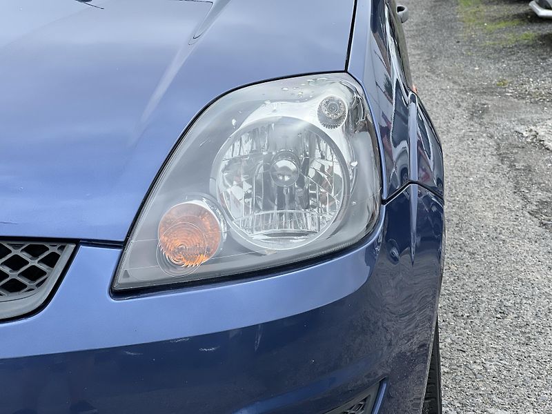 Ford Fiesta 1.3i 51Kw ČR TAŽNÉ KLIMA - fotka 31 z 36