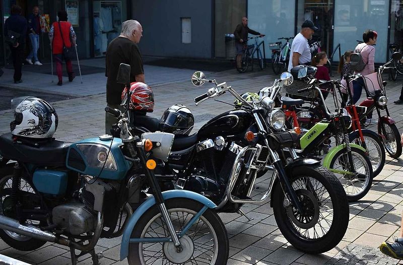 Nablýskané historické vozidla a motorky obsadily v neděli 19. května centrum Prostějova. 19.5. 2024