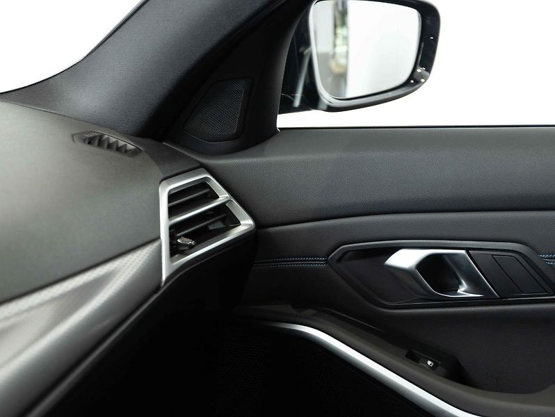BMW Řada 3 330i xDrive Touring - fotka 16 z 20