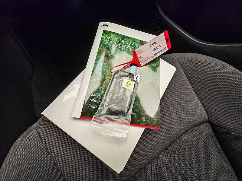 Toyota C-HR 2,0 Plug-in Hybrid Style - fotka 38 z 38