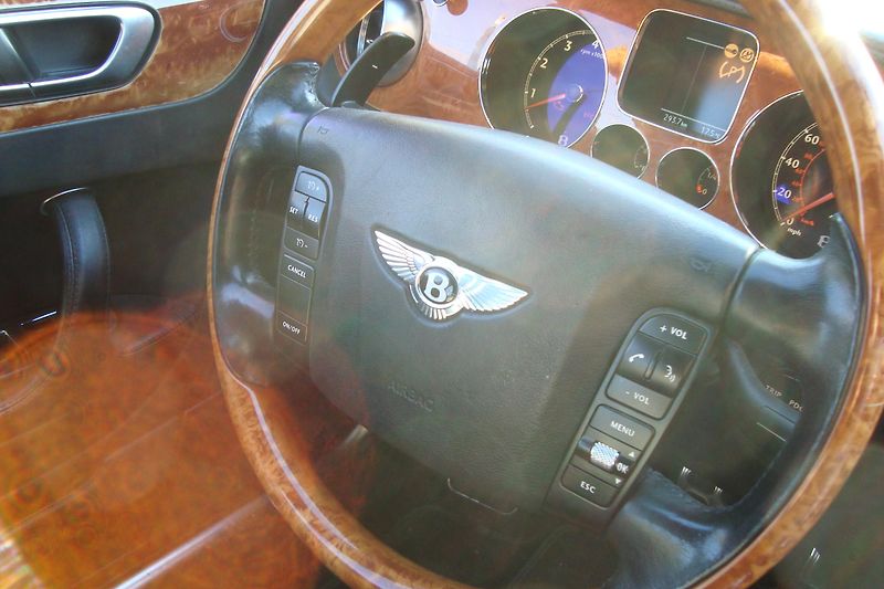 Bentley Continental Flying Spur (2006) 6.0 V12 TwinTurbo - fotka 38 z 54