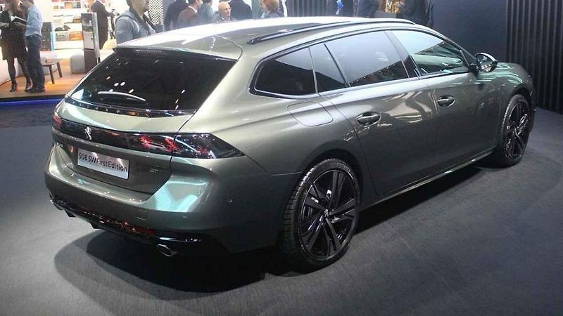 Novináři obléhají nové BMW 3