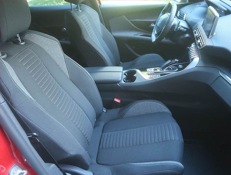 Peugeot 3008 (2023) Active Pack 1.2 PureTech - fotka 9 z 17