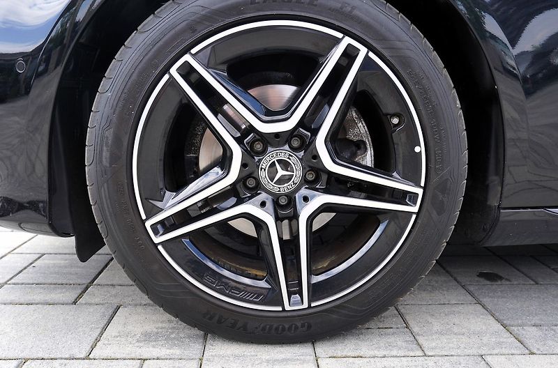Mercedes-Benz Třídy E E 220d AMG/LED/AT9/kůže - fotka 13 z 46
