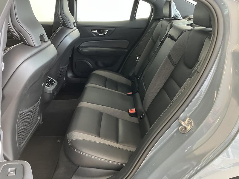 Volvo S60 B5 AWD Ultimate Dark-REZERVACE - fotka 12 z 42