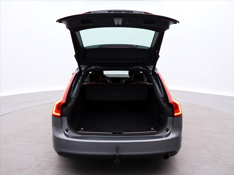 Volvo V90 2.0 D3 110kW Momentum LED - fotka 9 z 40