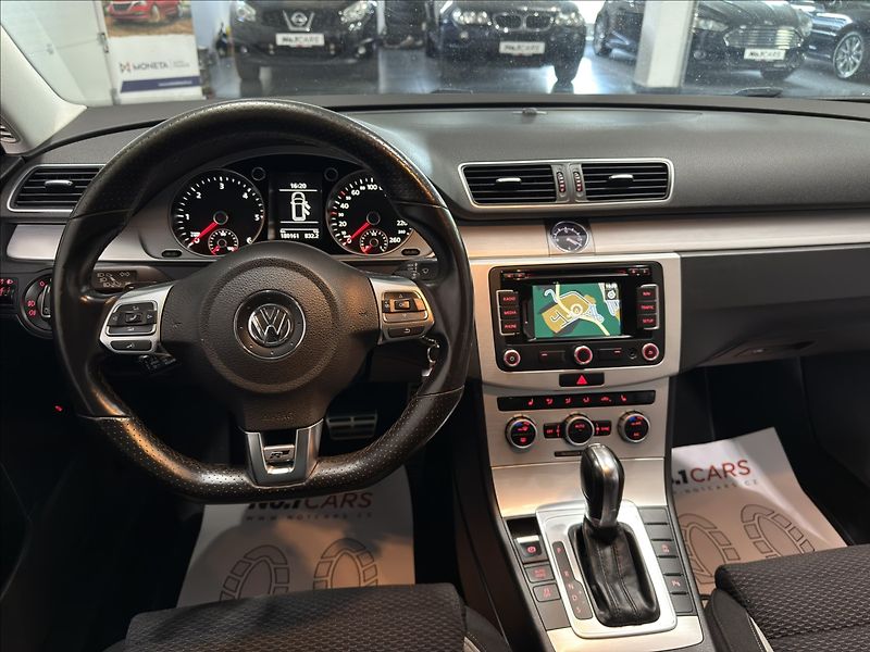 Volkswagen Passat 2,0   TDI DSG R-LINE 130kW NAV - fotka 23 z 39