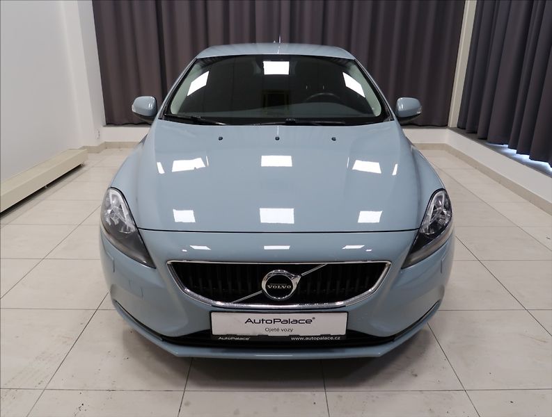 Volvo V40 2,0 D AUT NEZ. TOPENÍ - fotka 2 z 22