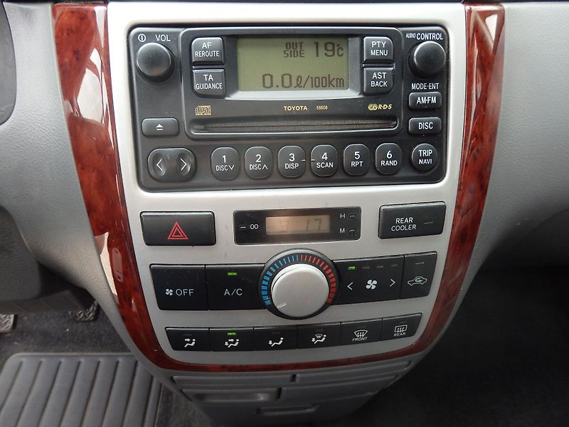 Toyota Avensis Verso 2.0 VVT-i 110 kW ZÁLOHOVÁNO - fotka 16 z 18