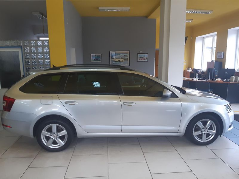 Škoda Octavia 1.6 TDI DSG NAVI APP - fotka 7 z 28