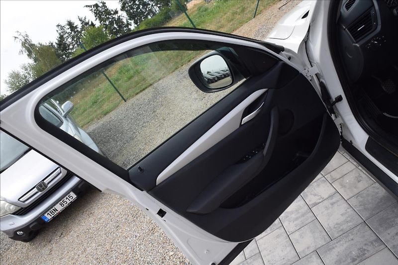 BMW X1 2,0 d 105KW 4X4 TAŽNÉ ALU - fotka 28 z 46