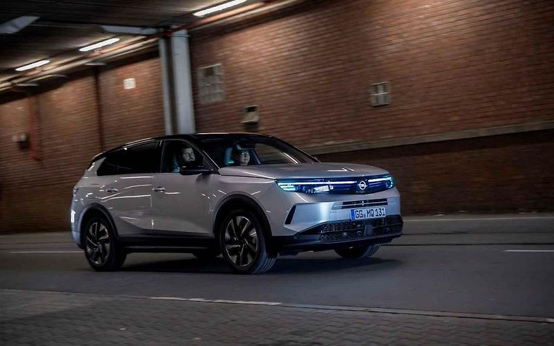 Jakmile Opel zastaví, světla svítí zeleně. Zelený panáček se objeví i na displeji řidiče.