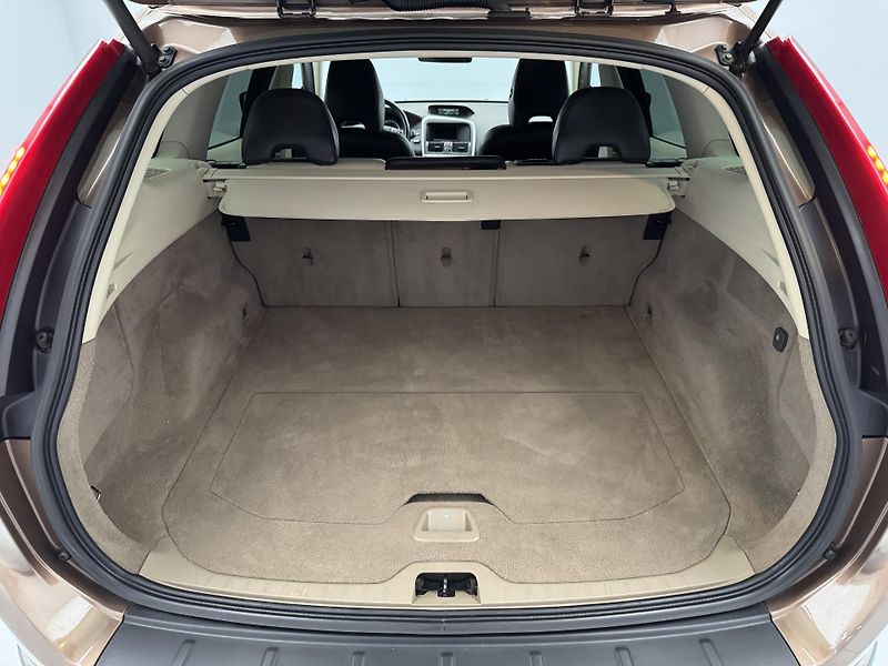 Volvo XC60 D4 AWD SUMMUM AUT CZ - fotka 5 z 45
