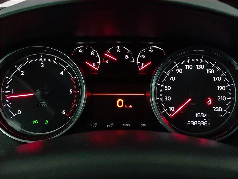 Peugeot 508 (2011) 2.0 HDi, Xenony, Tempomat - fotka 11 z 18
