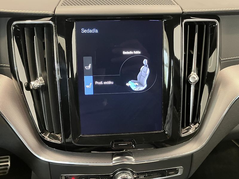 Volvo XC60 B4 AWD R-Design AT8, ČR - fotka 40 z 50