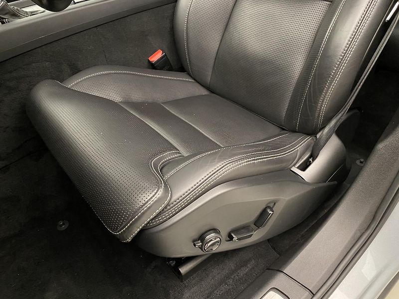 Volvo XC60 D4 AWD R-DESIGN REZERVACE - fotka 24 z 44