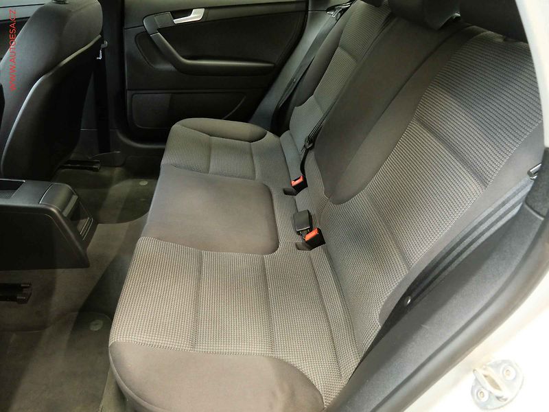 Audi A3 (2005) 1.6i, Výhřev sed - fotka 10 z 17