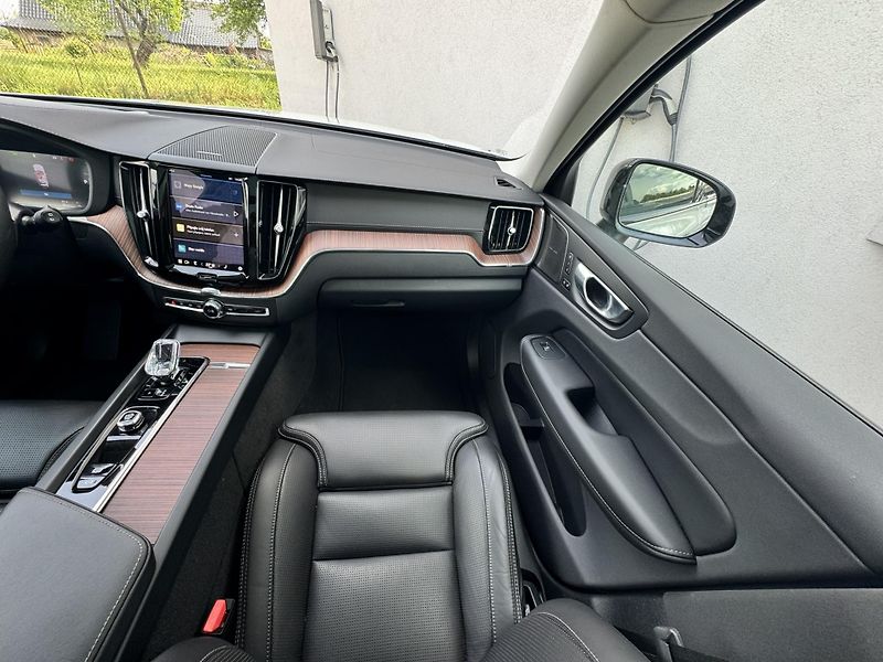 Volvo XC60 T8 AWD ULTIMATE // REZERVACE - fotka 24 z 45