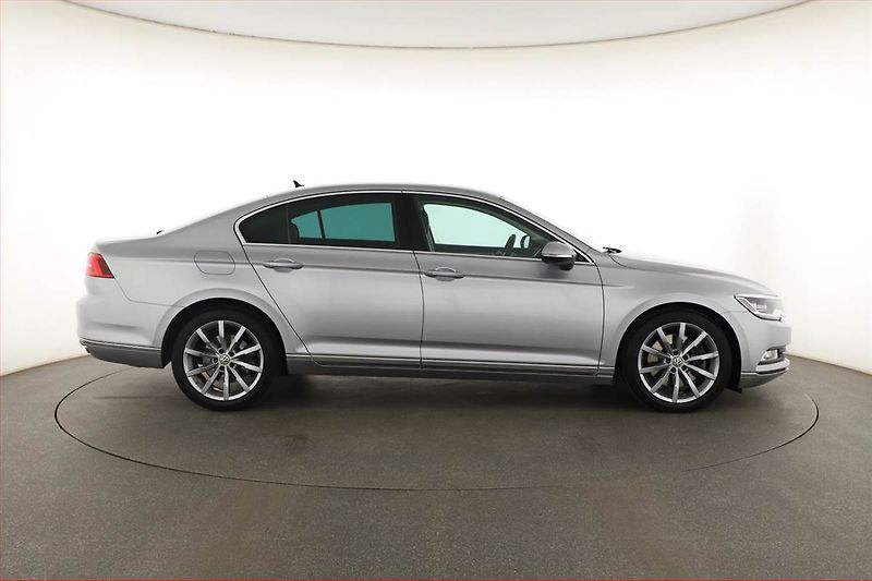 Volkswagen Passat (2019) 2.0 TSI - fotka 6 z 20