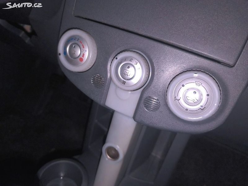 Mitsubishi Colt 1,3 70KW,PĚKNÝ,140TKM,SERVISKA - fotka 11 z 19