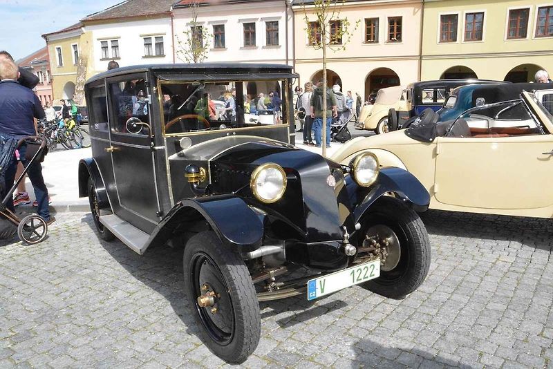 Stovka nablýskaných motocyklů a automobilů předválečné a meziválečné éry vyrazila v neděli z Horního náměstí v Přerově na spanilou jízdu regionem. Nejstarší účastnicí byla osmaosmdesátiletá Libuše Šulcová, která na trasu vyrazila na motocyklu BSA 770 se s