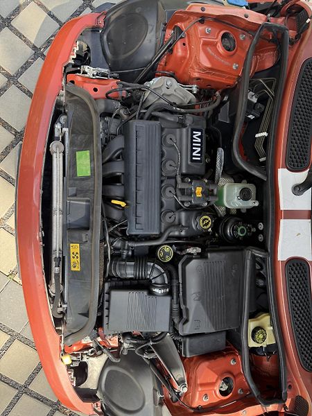 Mini Cooper 1.6i 85kW - fotka 16 z 16