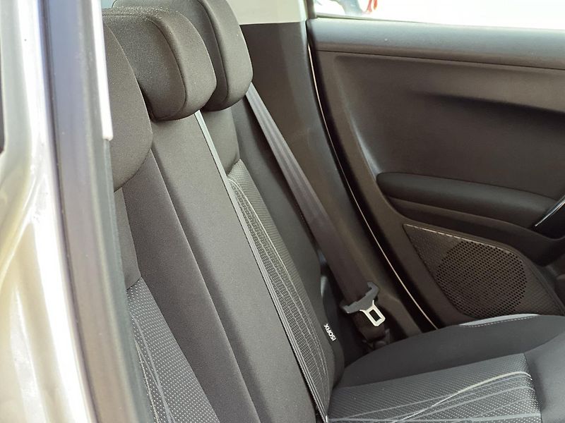 Peugeot 208 1.2i KLIMATIZACE ABS ASR ESP - fotka 27 z 41