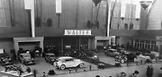 Prezentace automobilů značky Walter na pražském autosalonu 1931. V první řadě zleva: podvozek Royal, Royal kabriolet, Royal limuzína, podvozek D-Bus, Foto Wiki neznámý autor, volné dílo