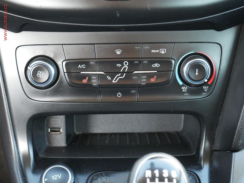 Ford Focus (2015) 1.5 TDCi, AC, výhřev sed - fotka 12 z 14