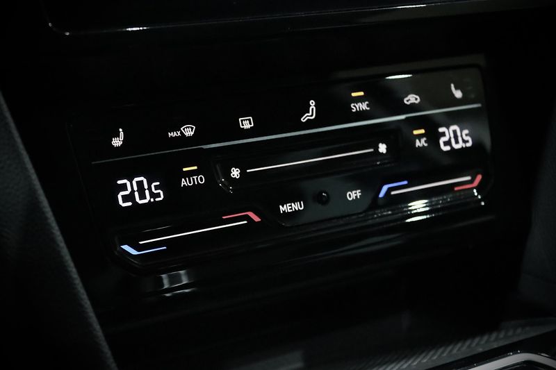 Volkswagen Passat B8 Facelift 1.5 TSI 110 kW DSG - fotka 31 z 36