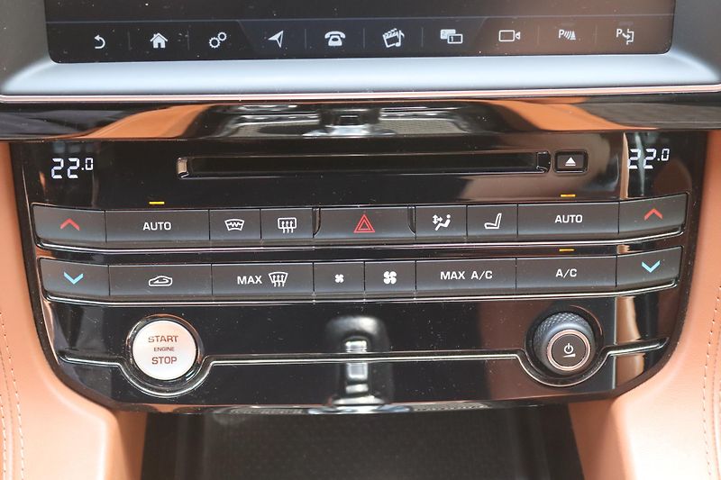 Jaguar F-Pace SVR 5.0 V8 AWD 405kW DPH - fotka 32 z 50