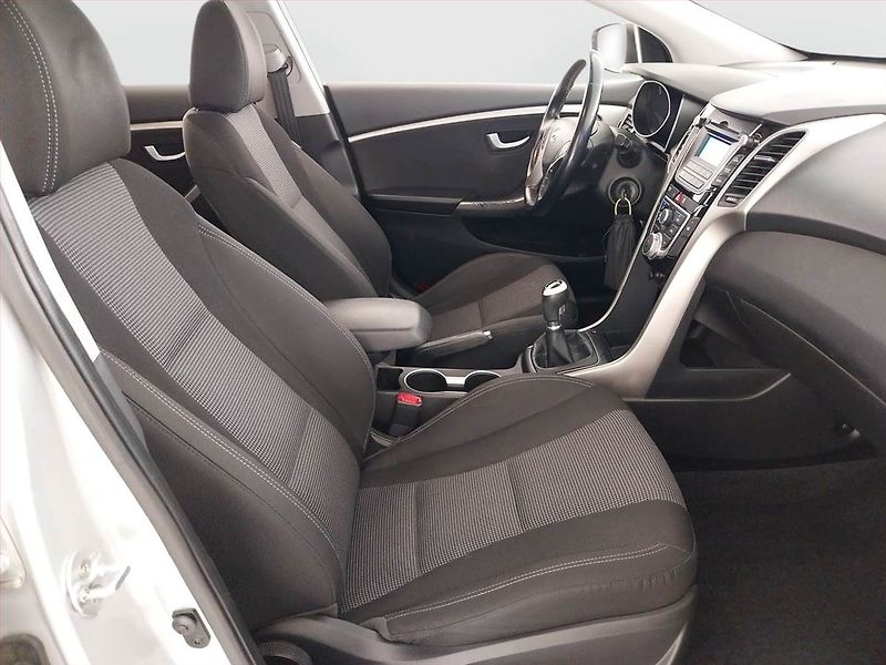 Hyundai i30 (2016) 1.6 CRDi, Serv.kniha, Xenony - fotka 9 z 21