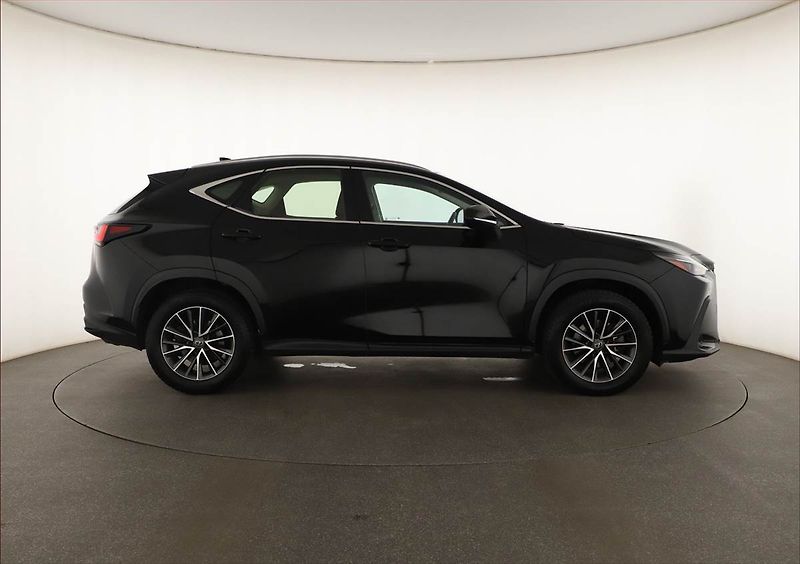 Lexus NX 200t (2023) 350h - fotka 6 z 18