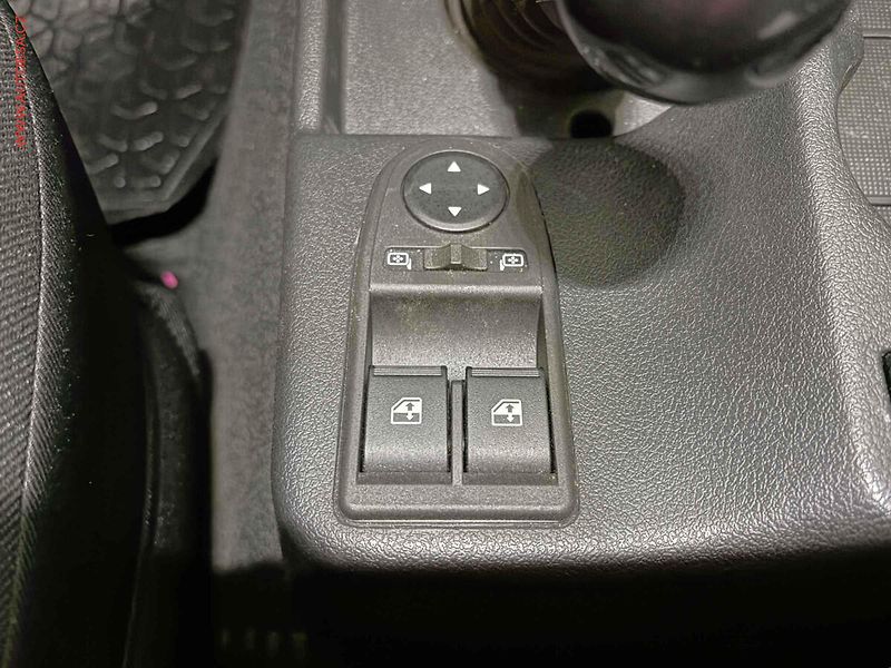 Lada Niva (2025) 1.7i 4x4, 1.maj,ČR, AC - fotka 12 z 13