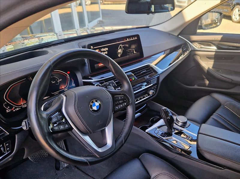 BMW Řada 5 3,0 530d TOURING KOMPLETVÝBAVA - fotka 17 z 39