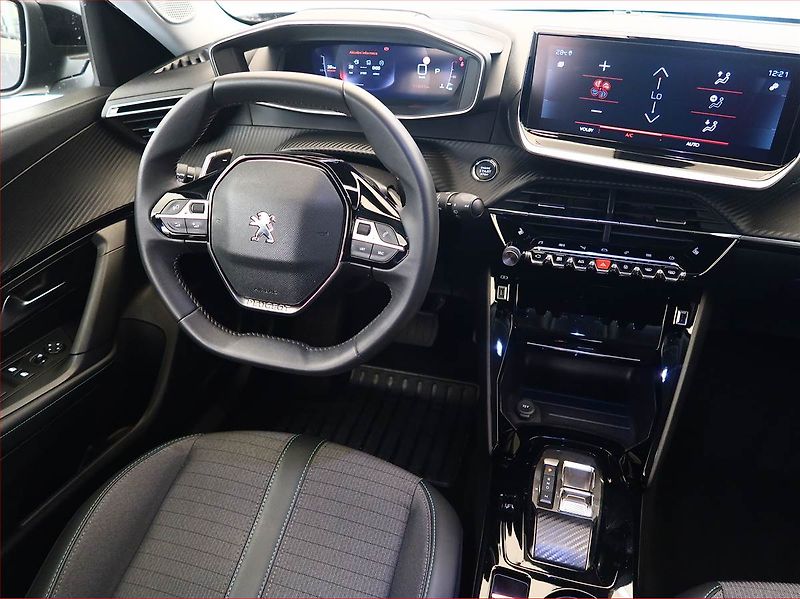 Peugeot 2008 (2022) Allure 1.2 PureTech, Automat - fotka 7 z 17