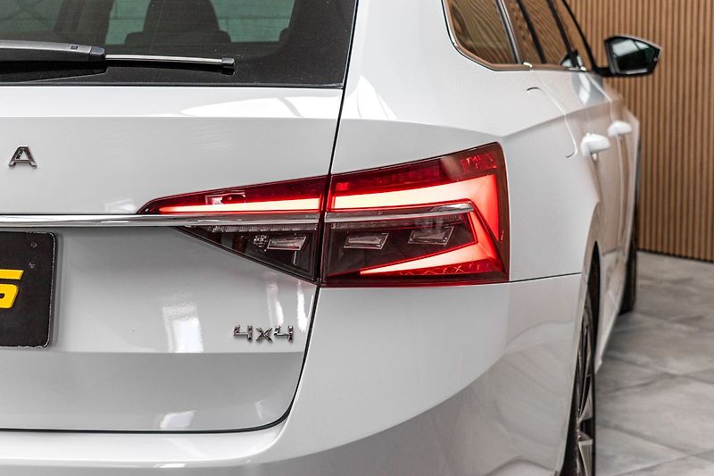 Škoda Superb TDI 147kW 4x4*L&K*TAŽNÉ*ČR 1.M - fotka 45 z 49