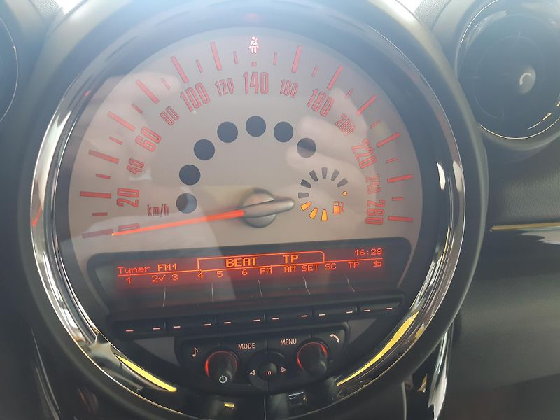Mini Countryman 2.0 D S COOPER 4x4  - fotka 11 z 23
