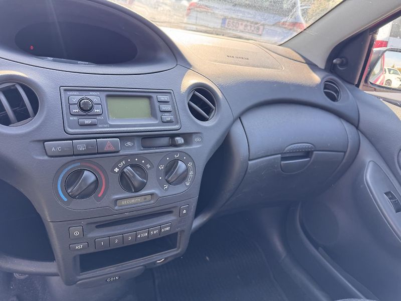 Toyota Yaris 1.0 VVTi,48 kW,98 tis km,1.Maj - fotka 11 z 17